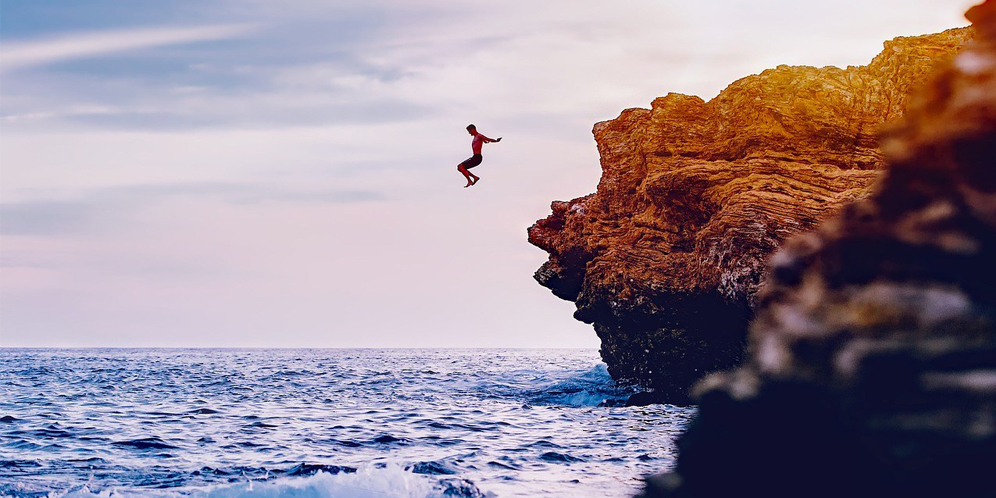 Sensasi Olahraga Ekstrim Cliff Jumping di Lereng Gunung Slamet thumbnail